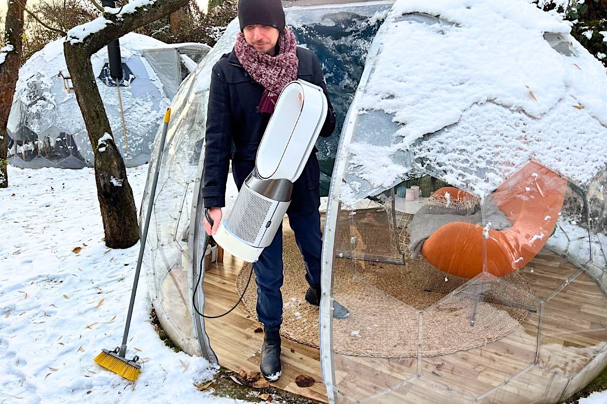 Rimozione dei dispositivi elettrici dal baccello da giardino per l'inverno