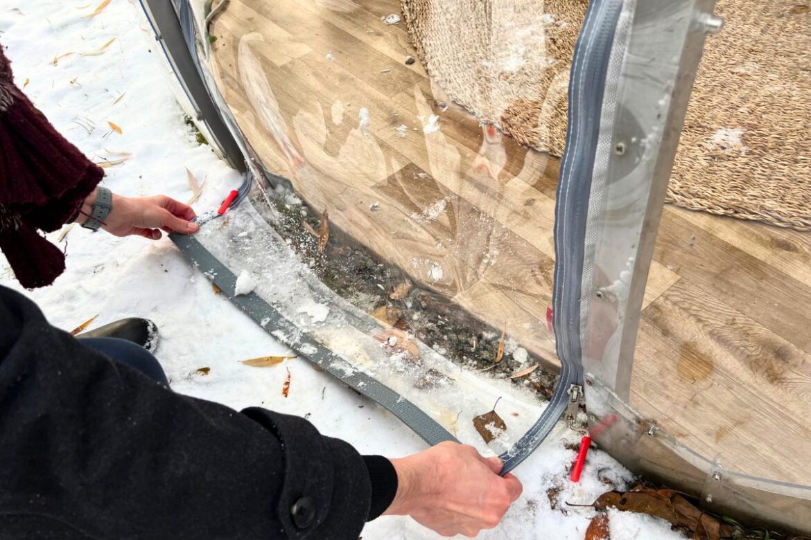 Sicherung der aufrollbaren Membrantür, um zu verhindern, dass im Winter Schnee und Regen in die Kuppel gelangen