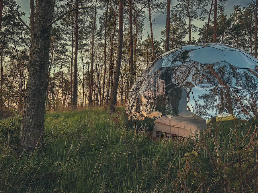 Le cupole glamping a specchio funzionano al meglio nel paesaggio boschivo