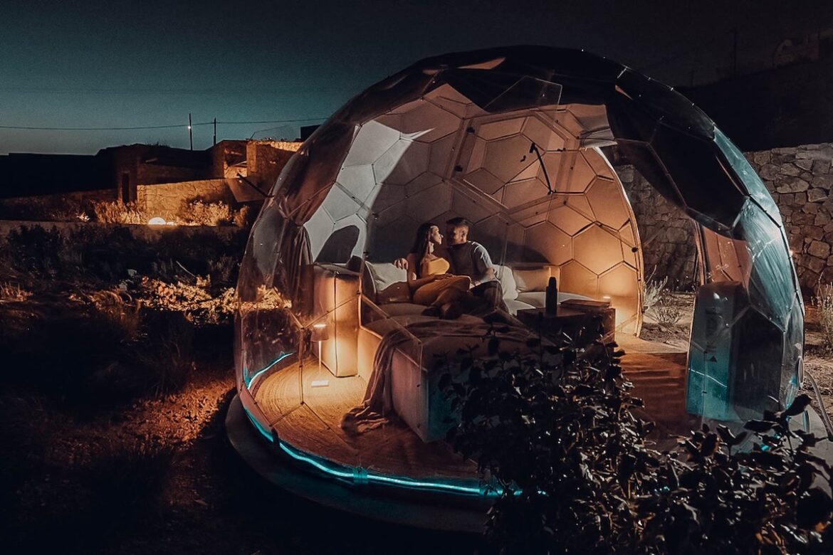 Un couple se reposant à l'intérieur du luxueux dôme glamping