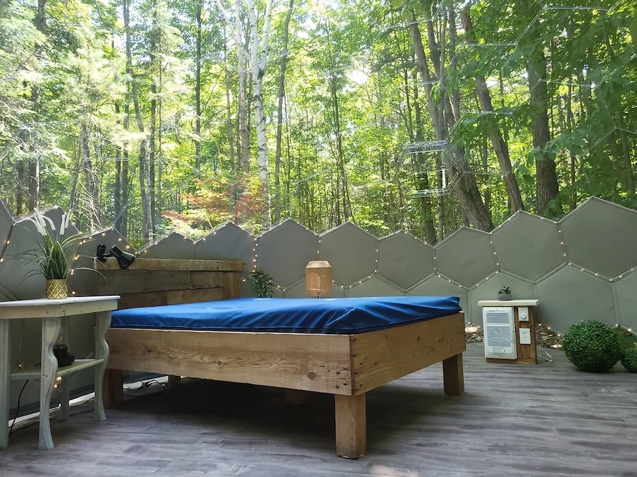 Chambre à coucher dans les bois à l'intérieur du dôme de glamping