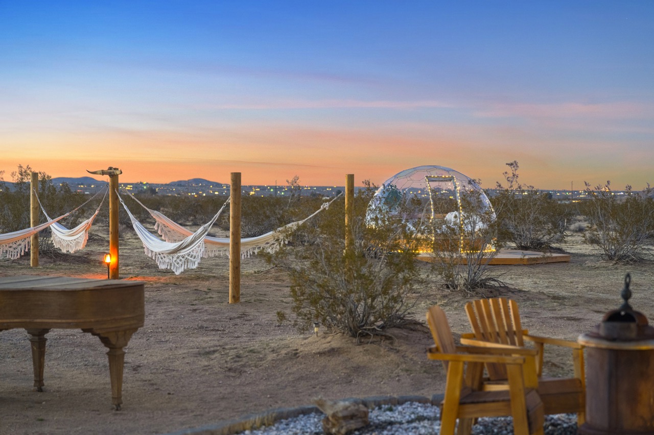 La tarification du glamping doit être associée à des expériences extraordinaires pour les clients - comme sur cette photo, où vous pouvez profiter d'un grand espace extérieur.
