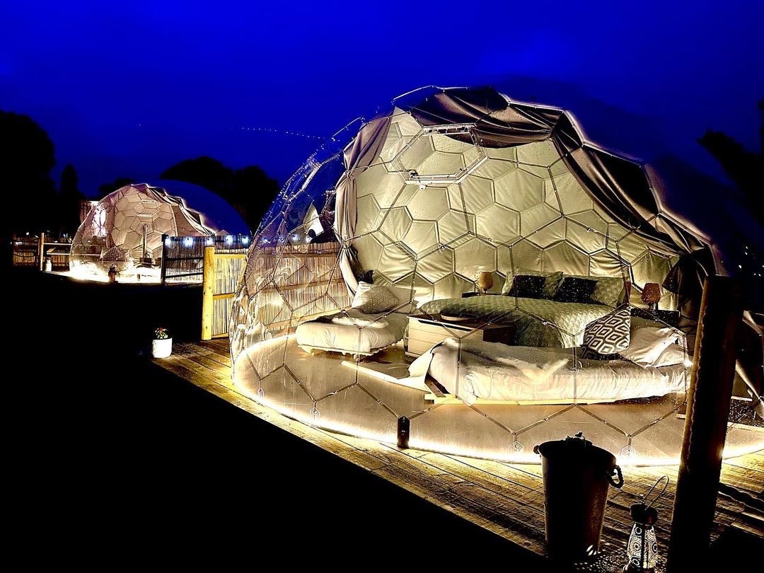 L'intérieur des dômes de glamping influe sur le prix du séjour dans le site de glamping