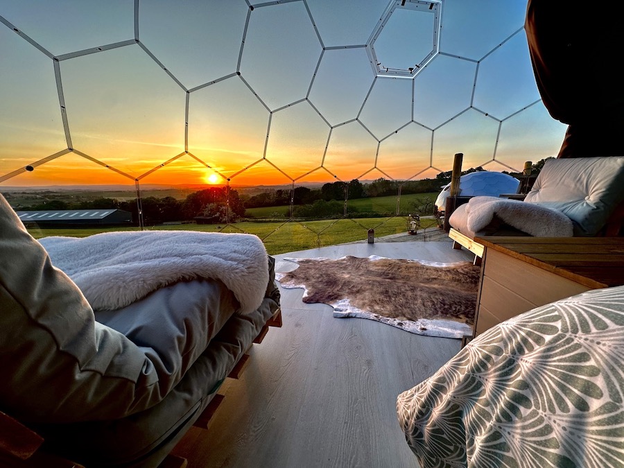Vue magnifique depuis un dôme Hypedome à Deerstone Glamping