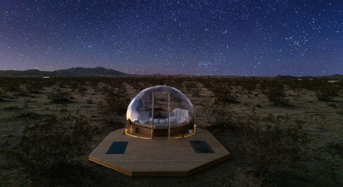 Una cupola splendidamente illuminata pronta per un'esperienza di osservazione delle stelle