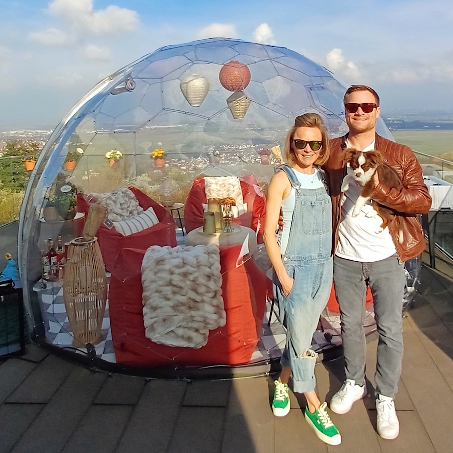 Holley et Kevin devant le dôme de leur terrasse