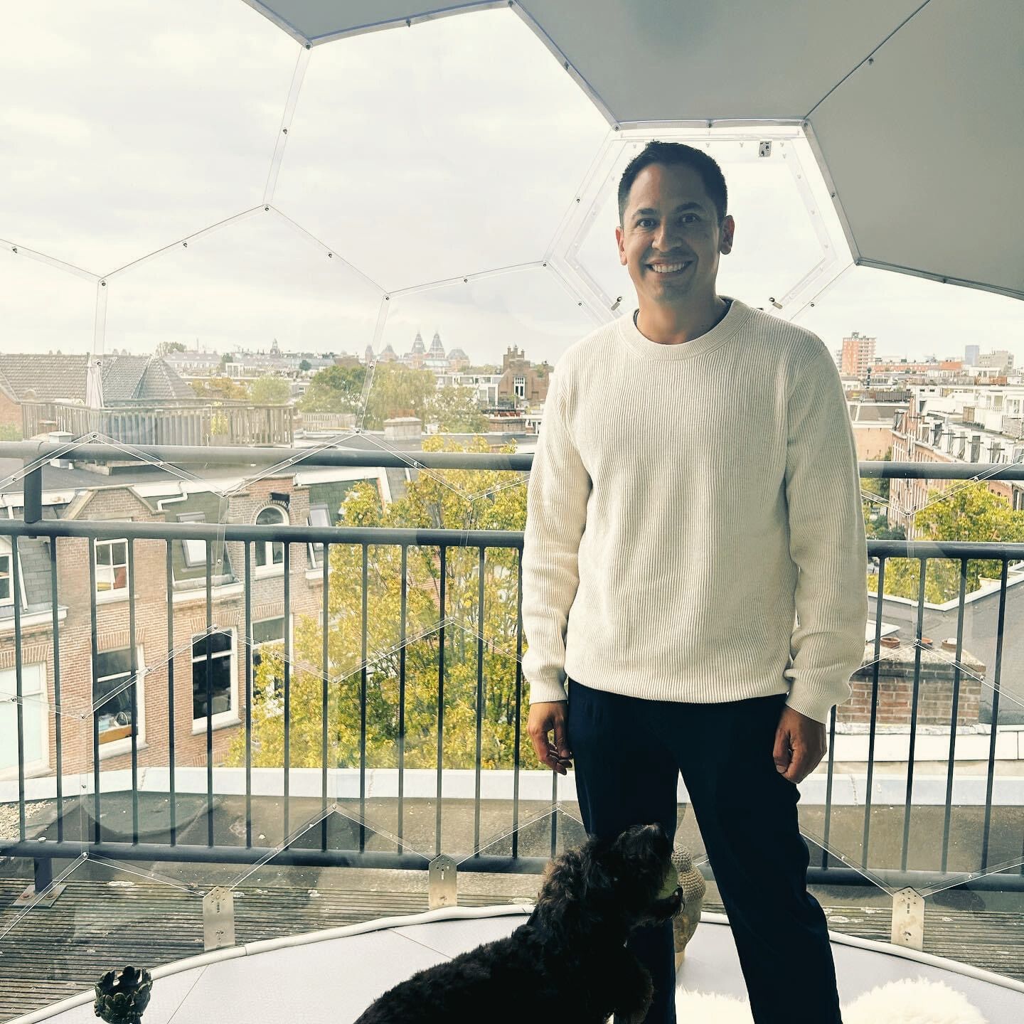Omar Ramirez im Inneren seines Spiegels Amsterdome