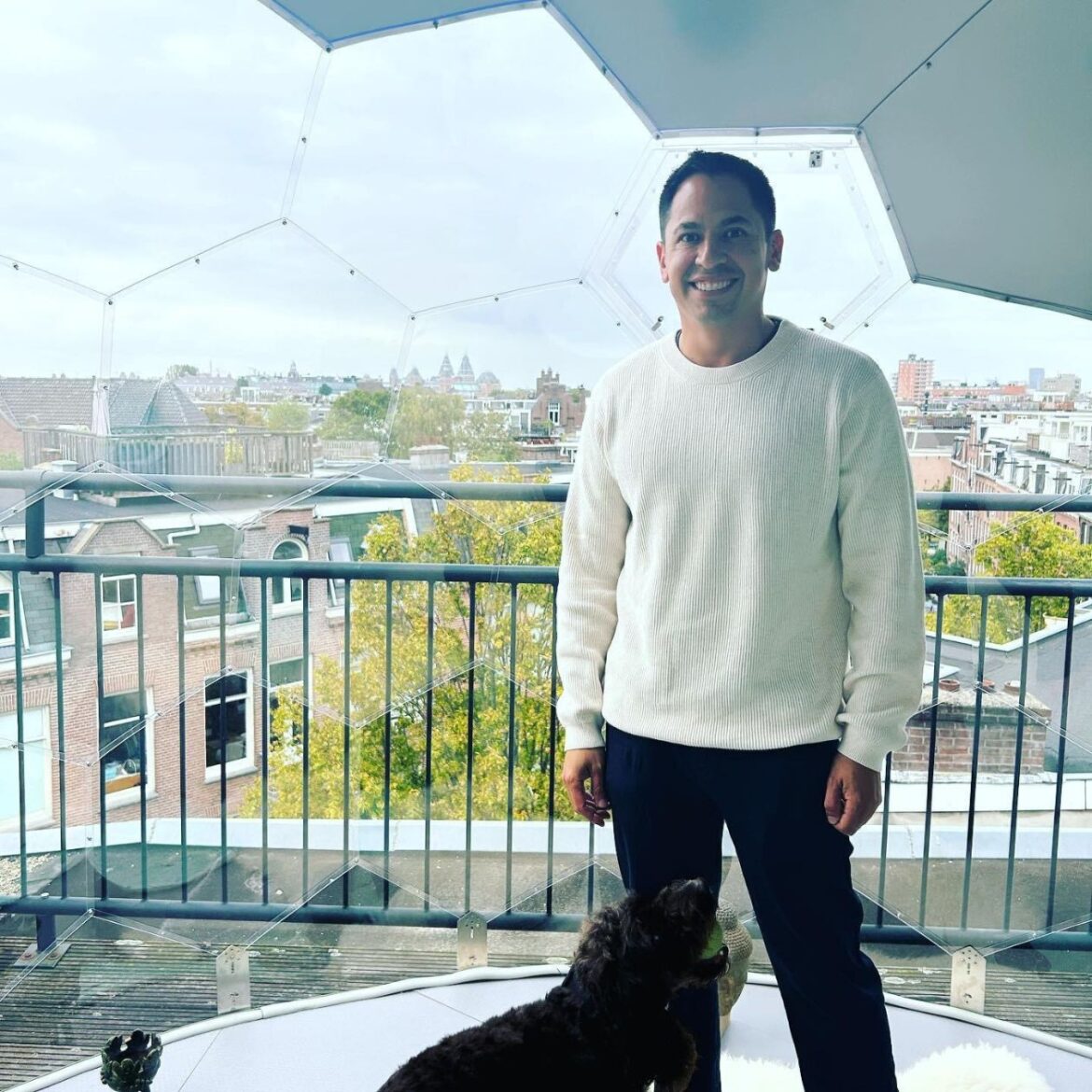 Omar Ramirez all'interno del suo specchio Amsterdome