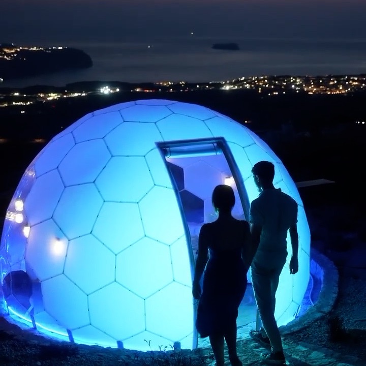 Ein Paar betritt einen leuchtenden Hypedome Opal bei Nacht