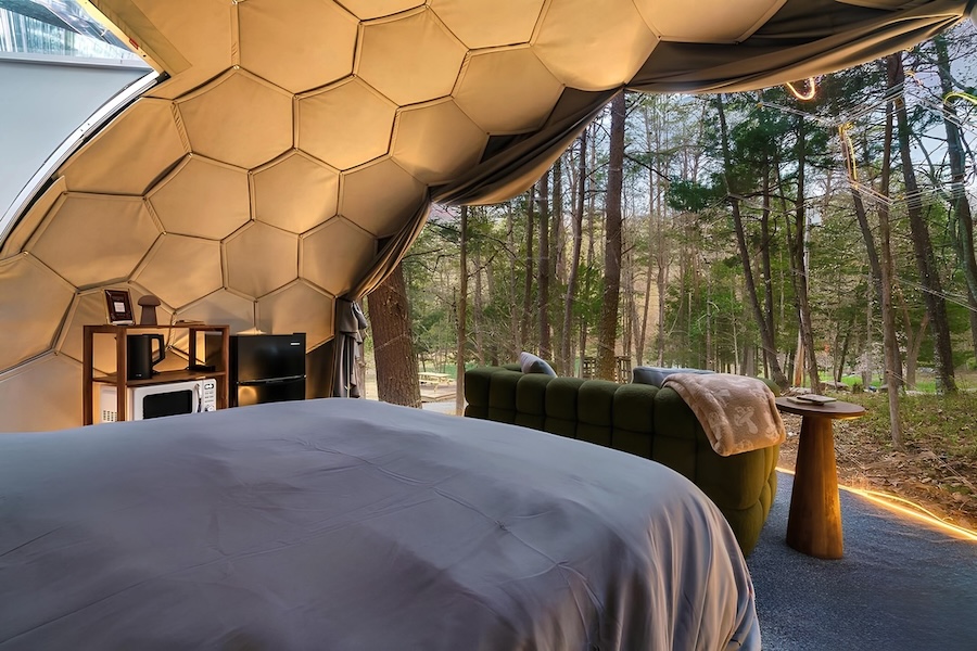 Una calda e accogliente camera da letto isolata all'aperto in una cupola geodetica