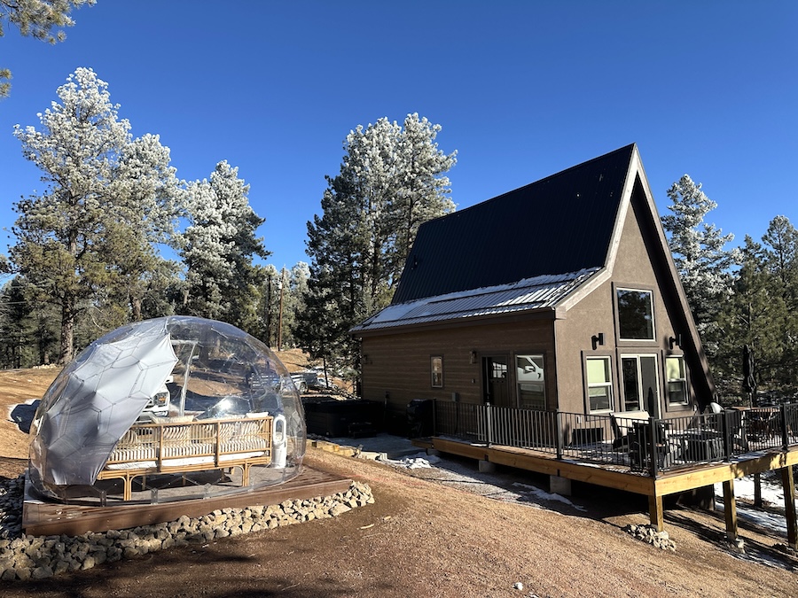 Una cupola per osservare le stelle come uno degli elementi essenziali dell'outdoor di Airbnb