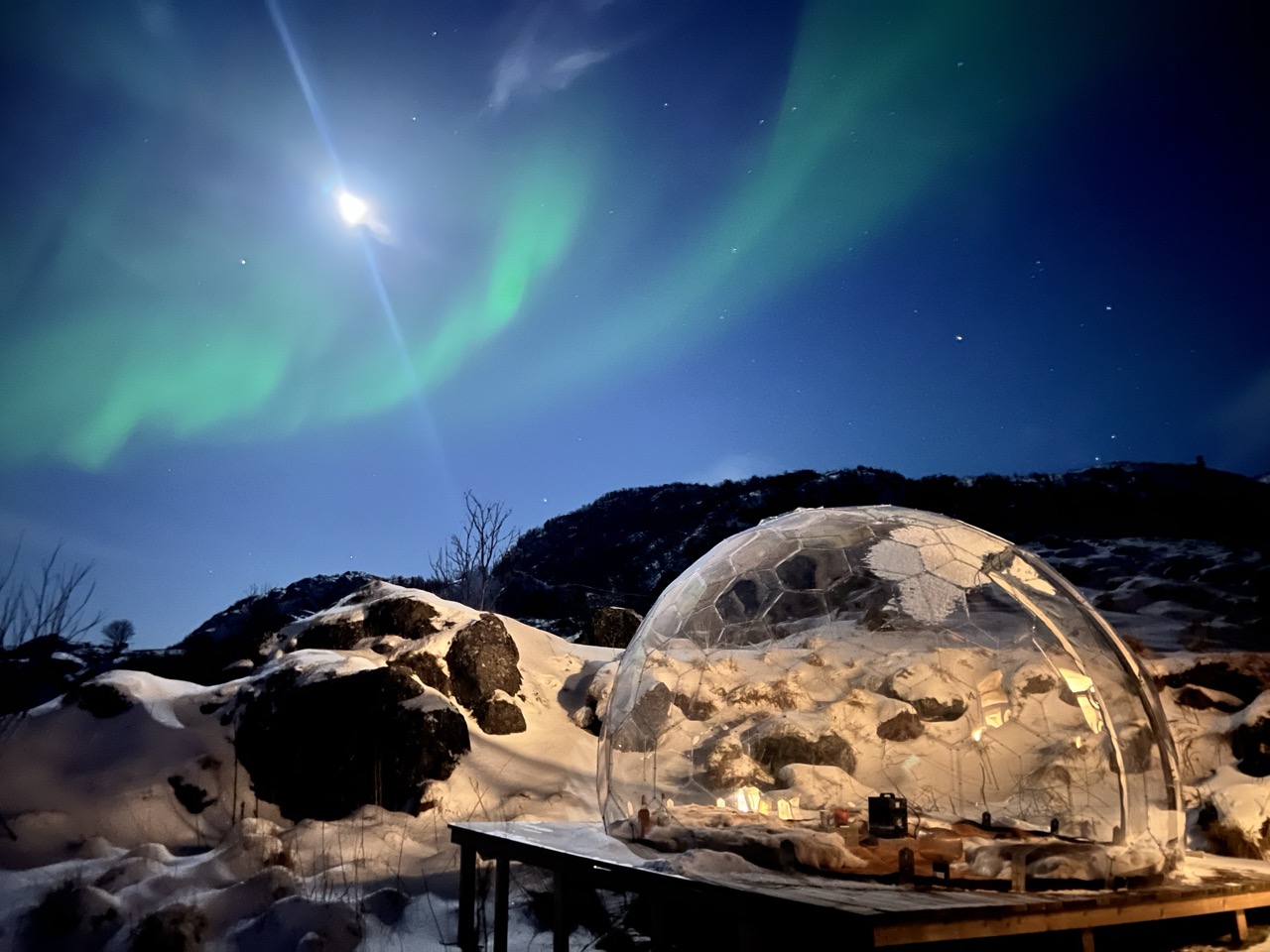 Una cupola sotto l'aurora boreale