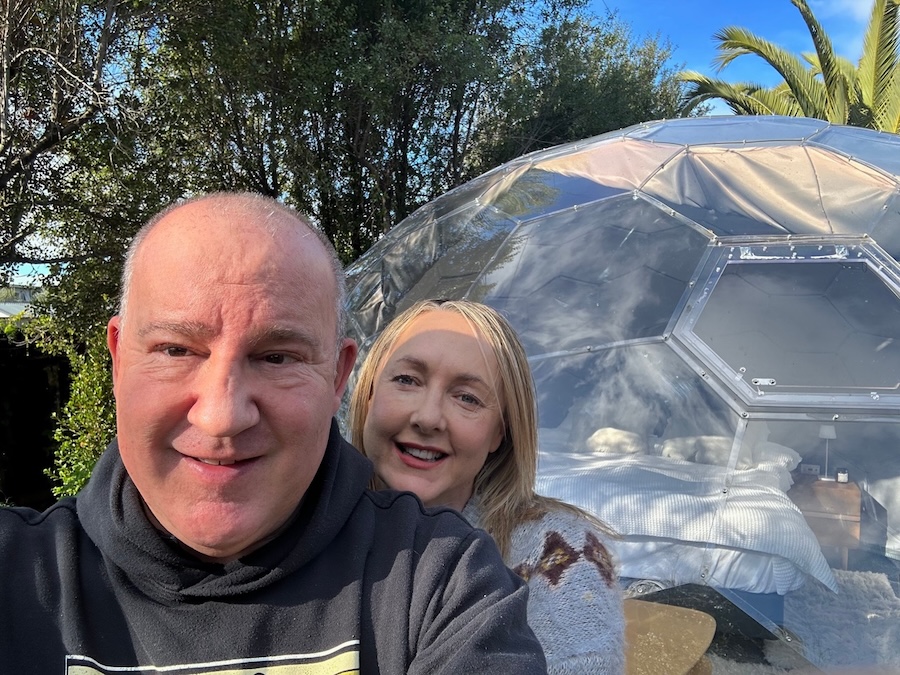 Steve und Lizzy vor ihrem Hypedome-Gartenzimmer
