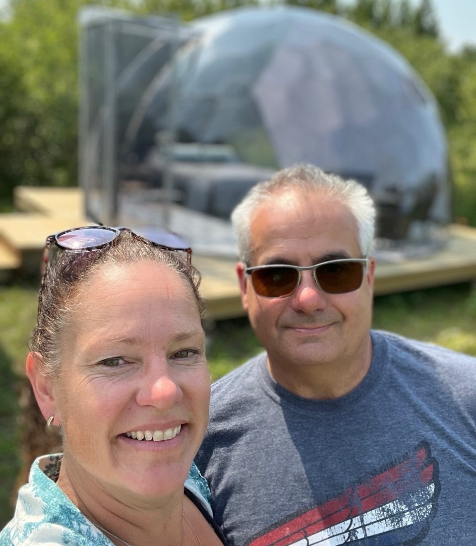 Janice e suo marito di fronte alla loro cupola isolata