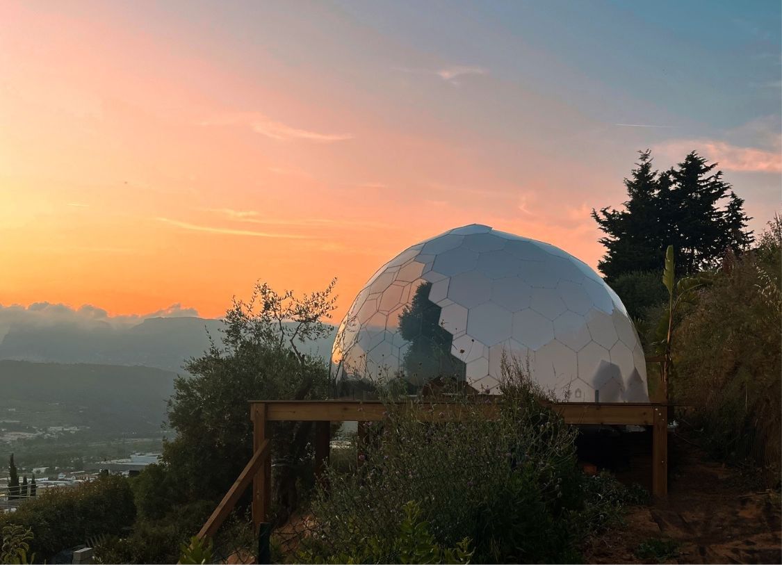Come avviare un'attività di glamping con un piccolo budget e una sola cupola