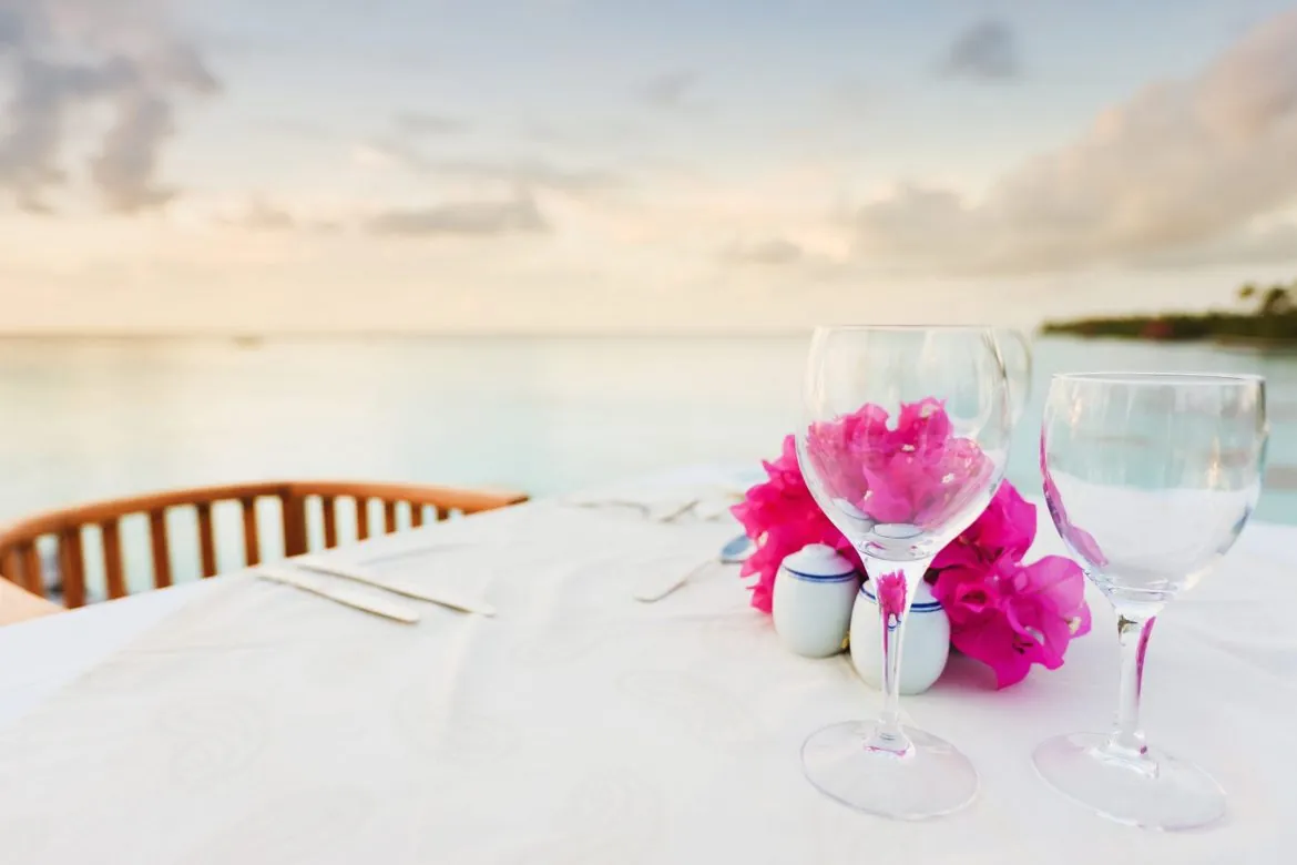 Al fresco dining at the seashore